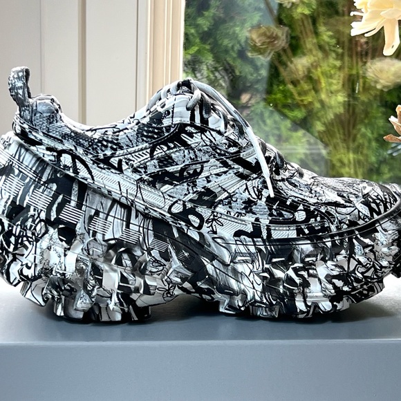 New and authentic Balenciaga Extreme Graffiti Print Sneakers. Size 43. Boxed - Picture 3 of 14